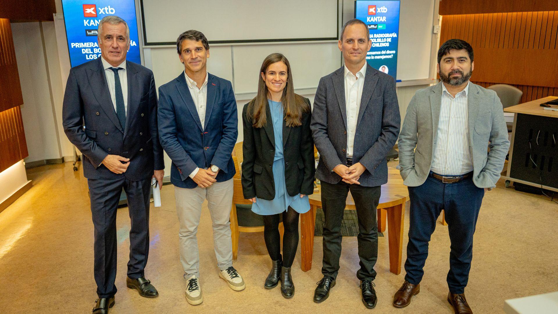 1 de 5 chilenos prefiere guardar su dinero “bajo el colchón”, según estudio presentado en la UAI 1 de 5 chilenos prefiere guardar su dinero “bajo el colchón”, según estudio presentado en la UAI