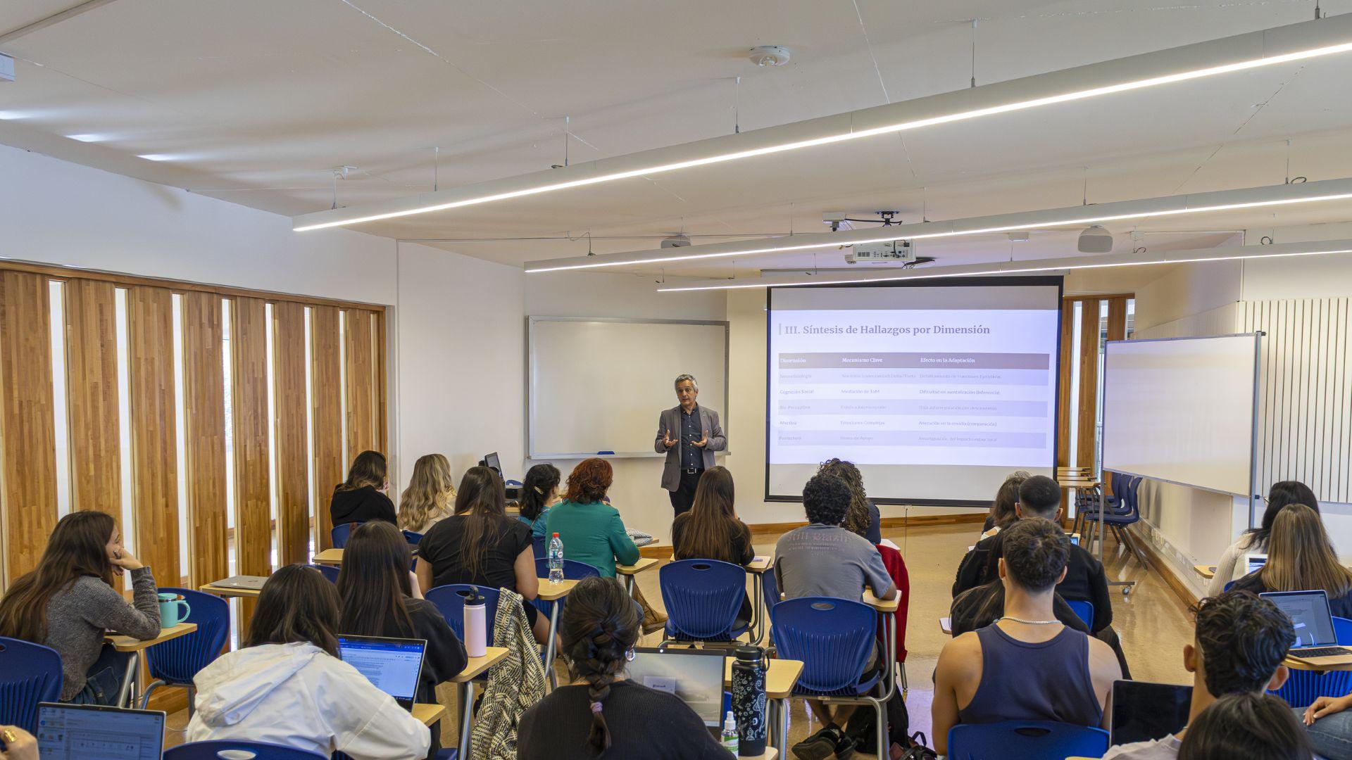 Académicos presentan hallazgos sobre adaptación social, habilidades socioemocionales y desigualdad