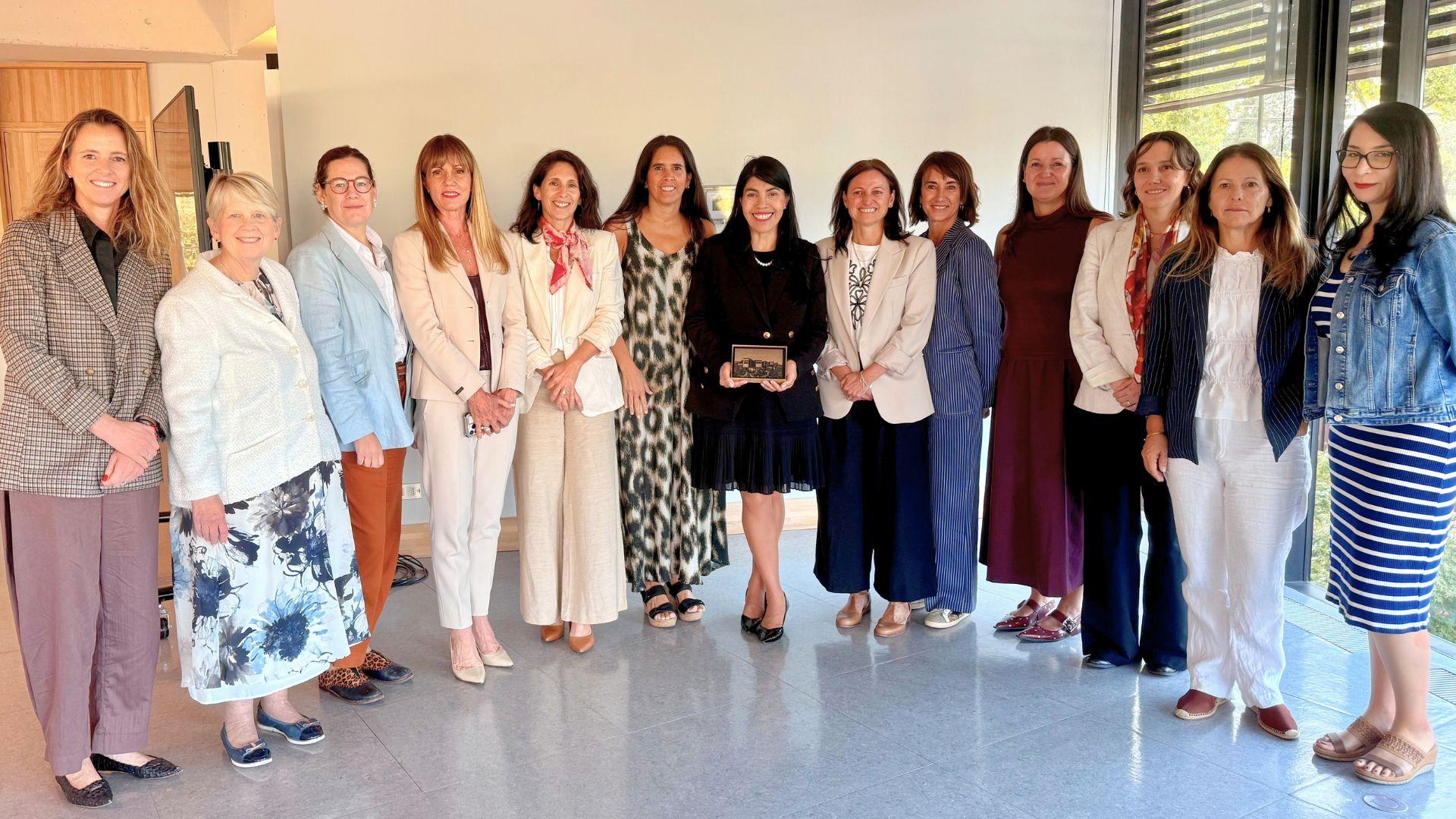 Ministra Ximena Lincolao se reúne con autoridades de la UAI en el cierre del Mes de la Mujer