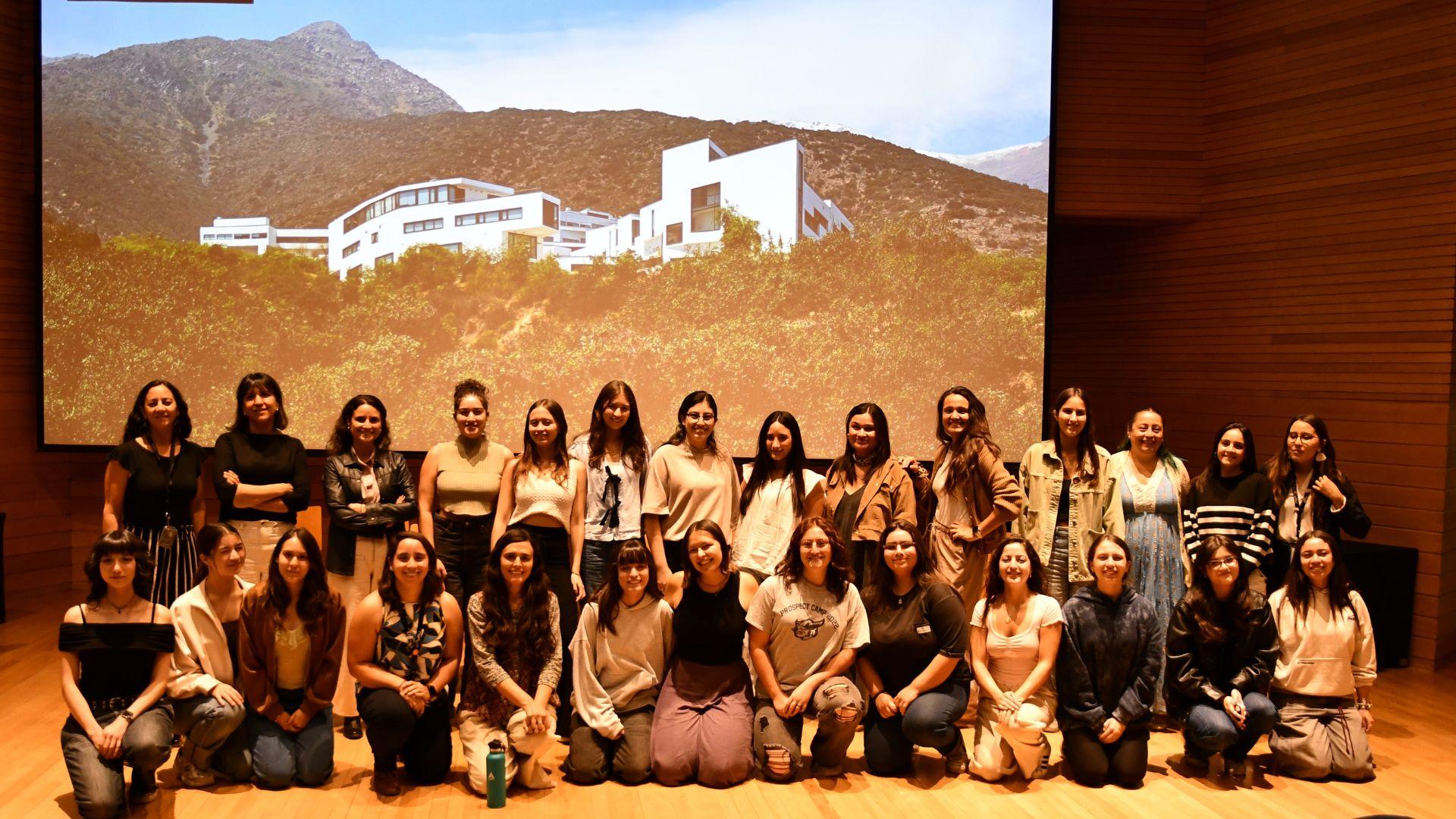 Economistas invitaron a alumnas de Ingeniería Comercial a optar por la mención en Economía