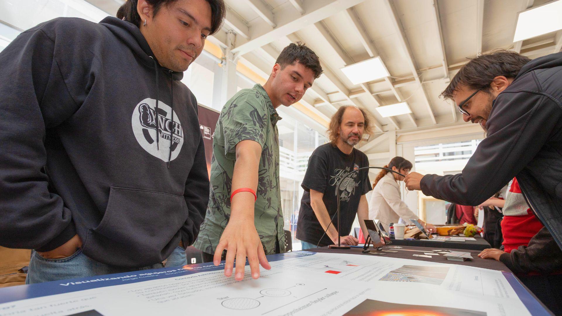 Académico Jorge Cuadra liderará la primera exhibición mundial de hologramas de agujeros negros