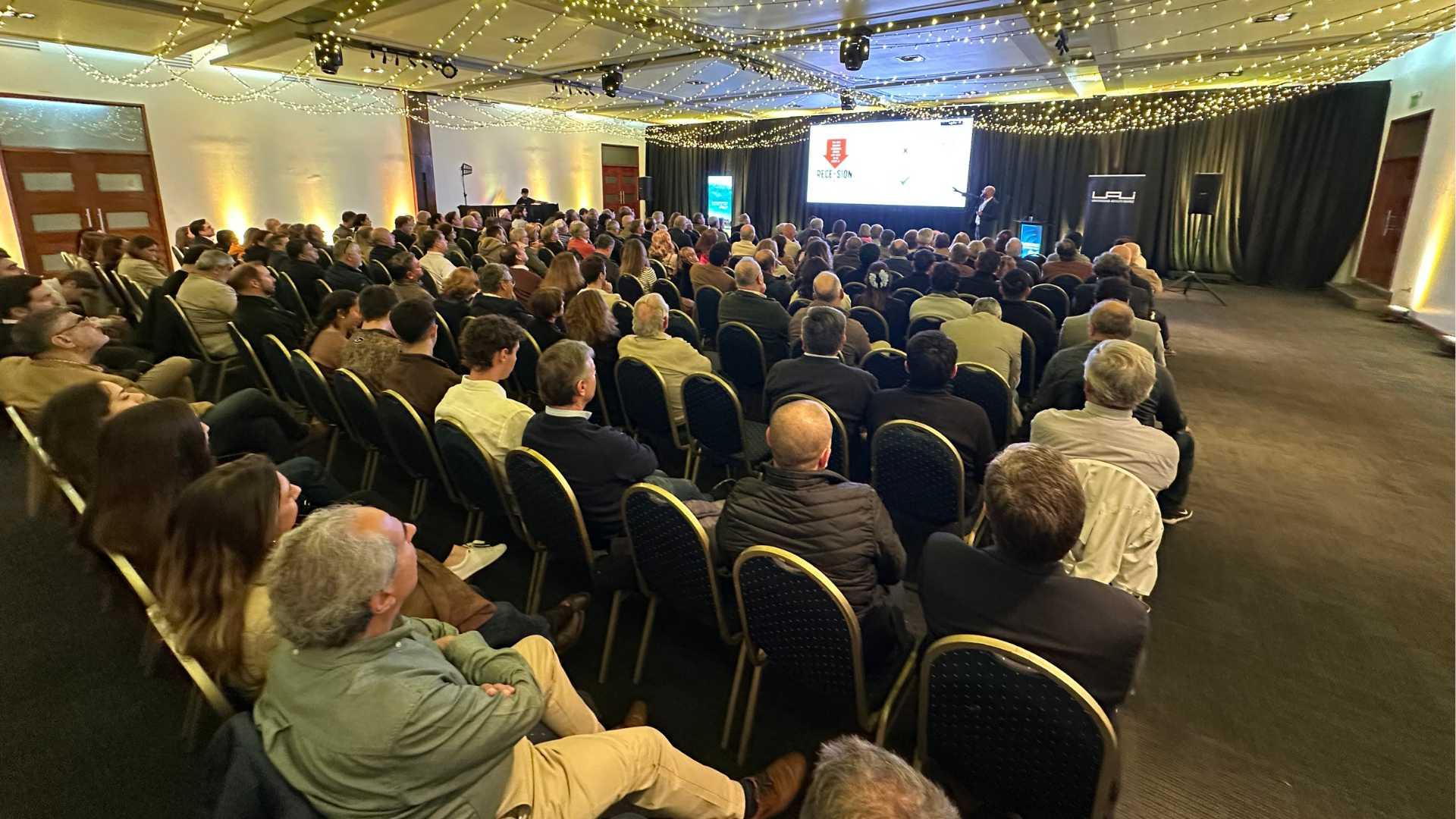 UAI y Club Naval continúan su ciclo de charlas con análisis del escenario económico global