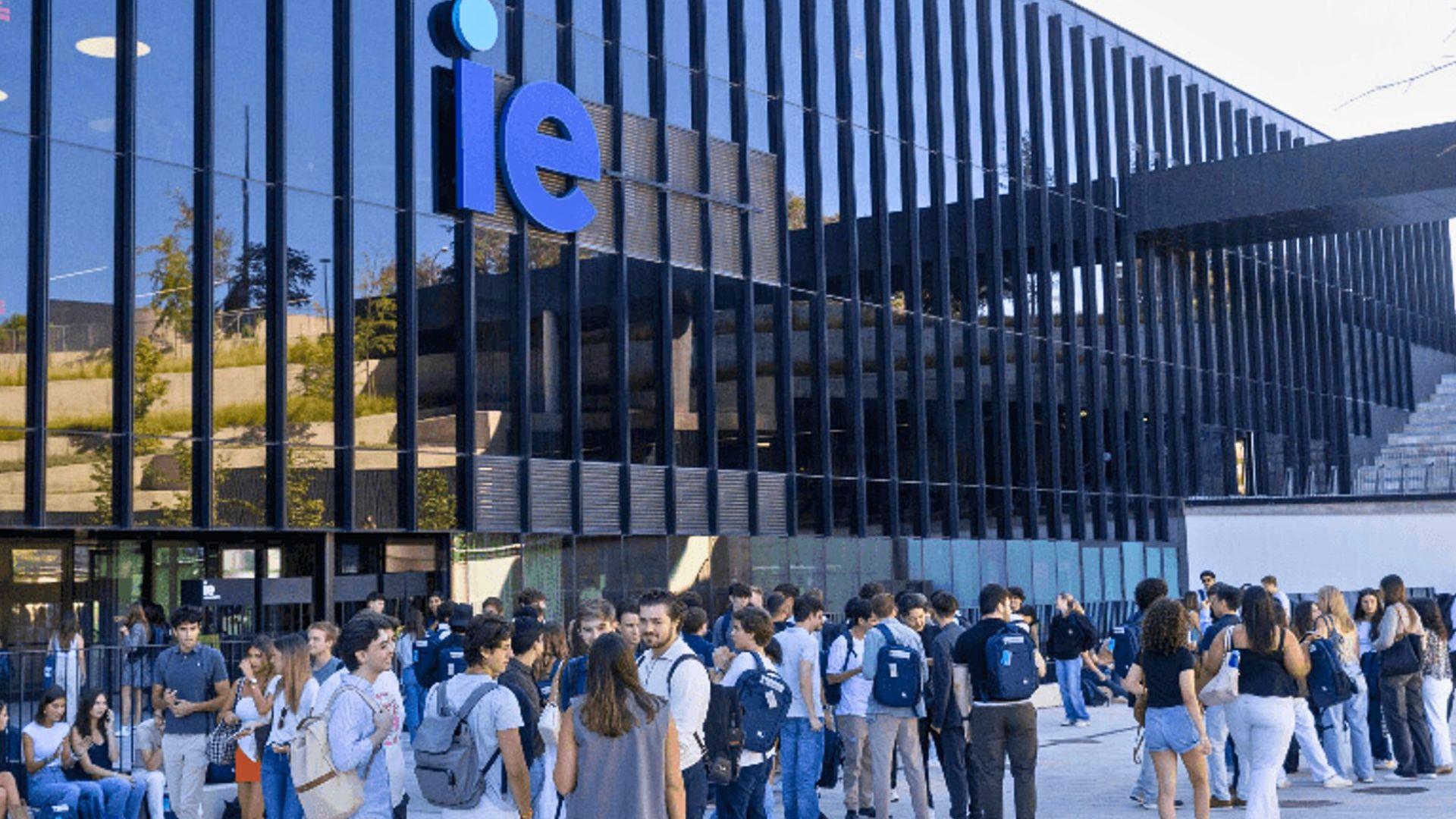 Derecho UAI e IE University firman convenio único en Chile para estudiar y ejercer en España