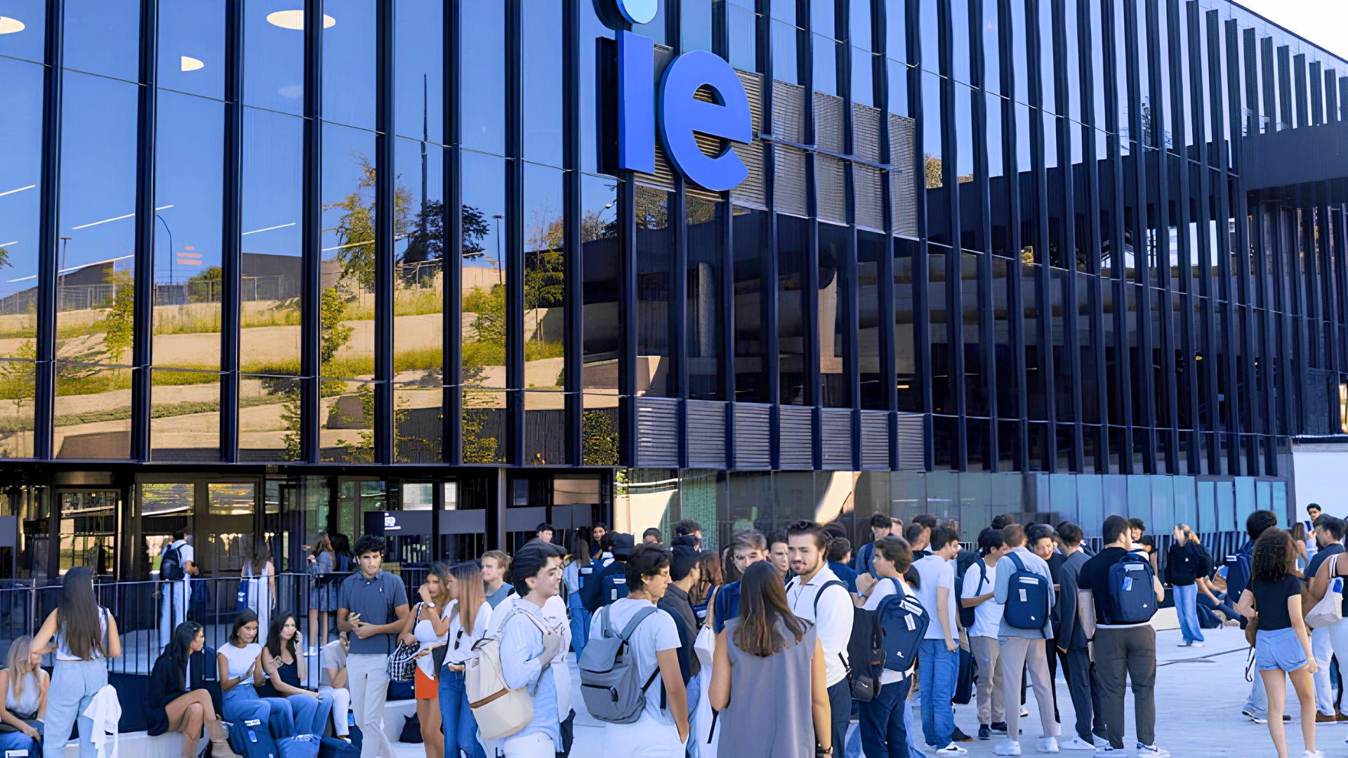Derecho UAI e IE University firman convenio único en Chile para estudiar y ejercer en España
