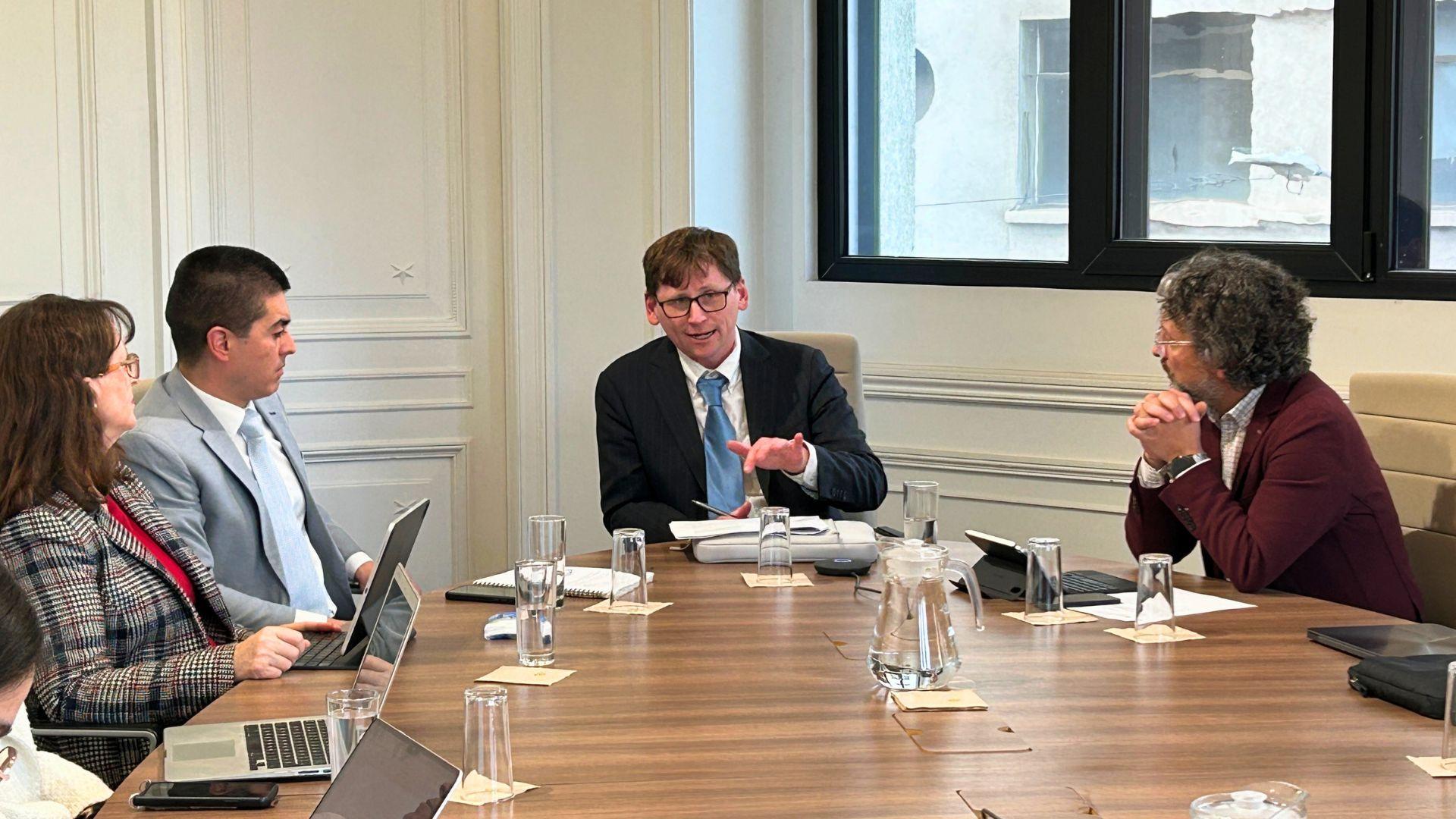 Profesor Alberto Pino presentó investigación sobre restitución de ganancias ilícitas en el CDE
