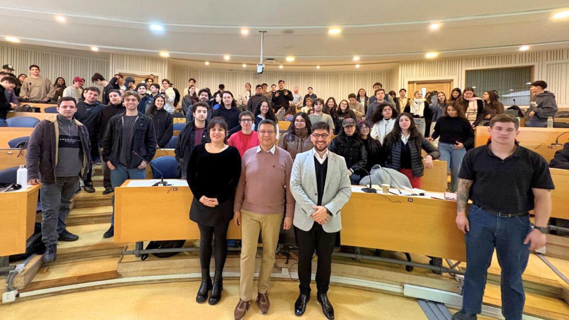 Ricardo Sumalavia, referente en literatura coreana, dictó charla sobre ciencia ficción y modernidad 