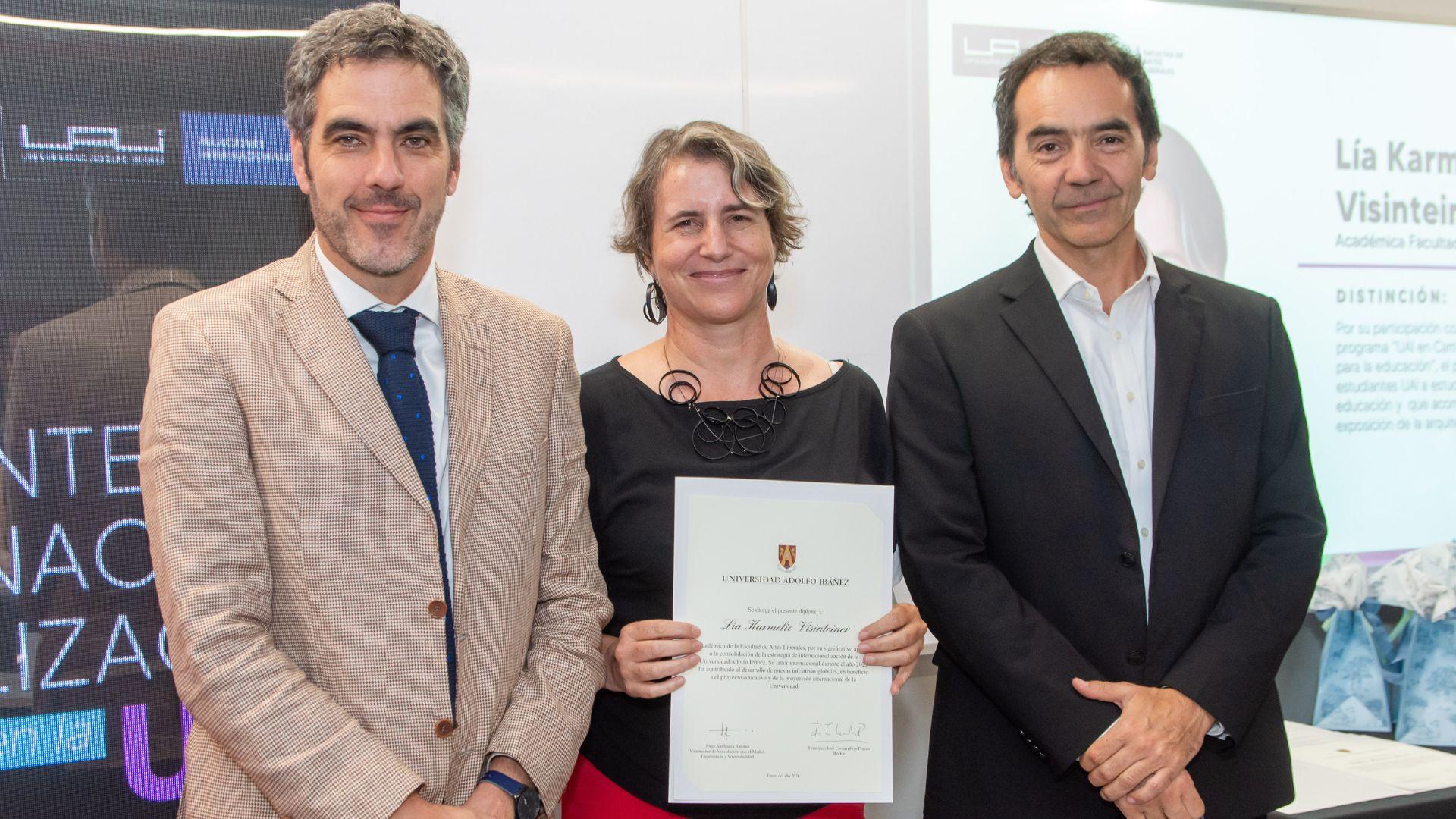 Profesora Lía Karmelić es reconocida por su aporte a la proyección internacional de la UAI Profesora Lía Karmelić es reconocida por su aporte a la proyección internacional de la UAI