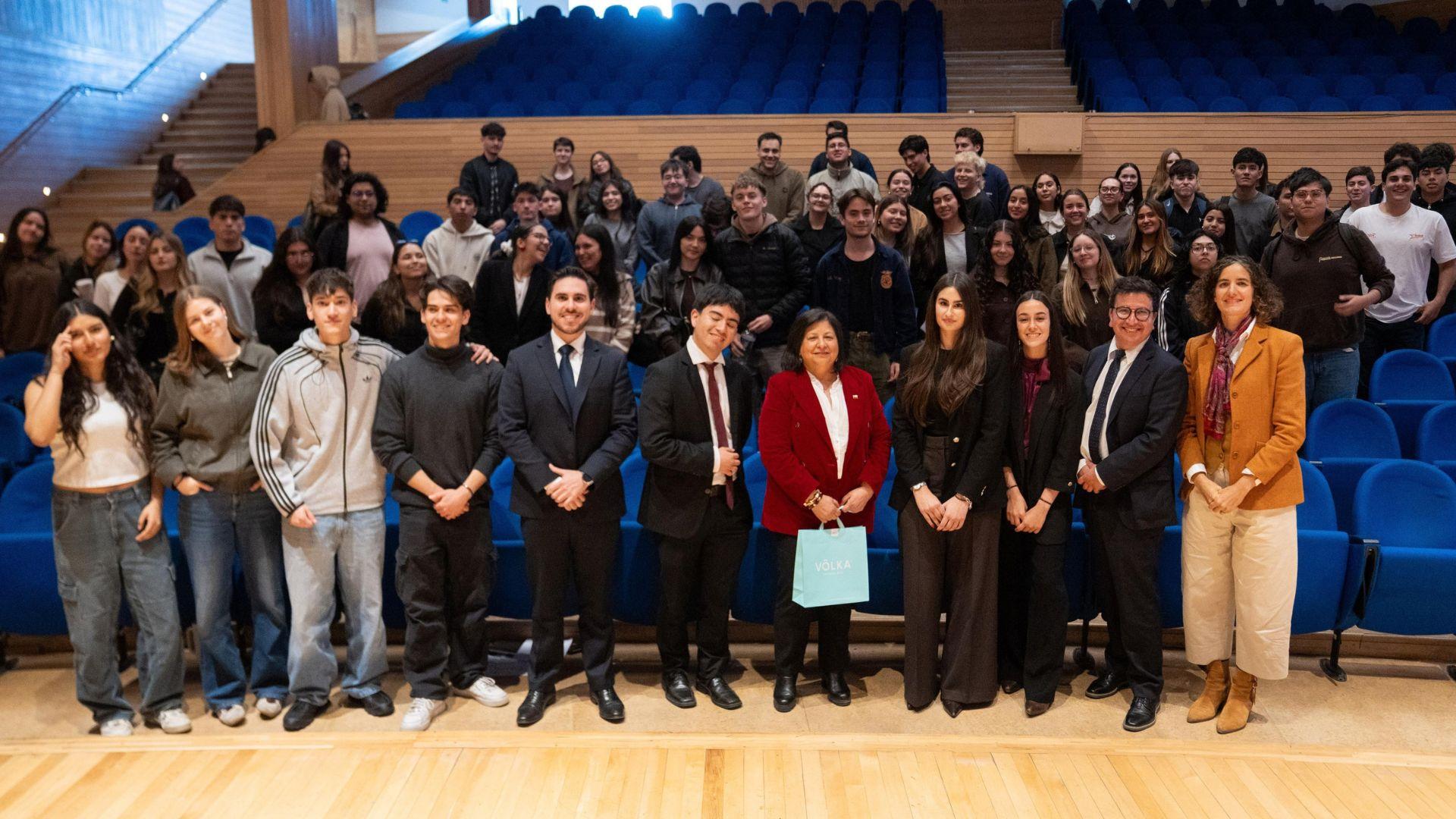 Subsecretaria Marcia Raphael dialoga con estudiantes de Derecho UAI sobre brechas de género Subsecretaria Marcia Raphael dialoga con estudiantes de Derecho UAI sobre brechas de género
